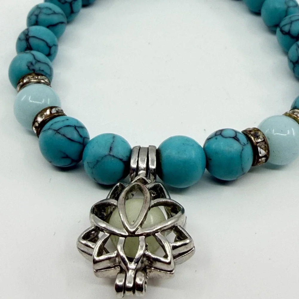 VTG Turquoise Howlite Lotus Charm Stretch Bracelet - Silver Tone Spiritual